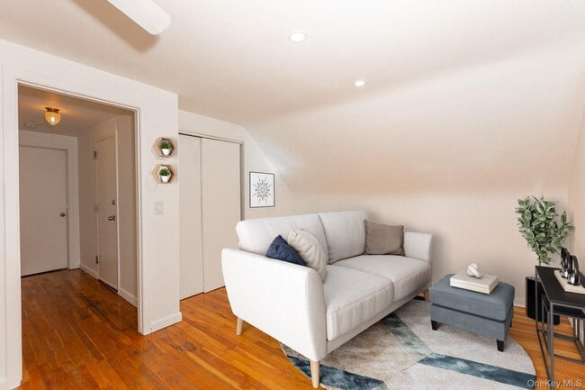 90 Reade Ave in Lindenhurst, NY - Building Photo - Building Photo