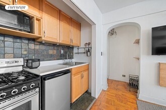 140 E 40th St in New York, NY - Building Photo - Building Photo