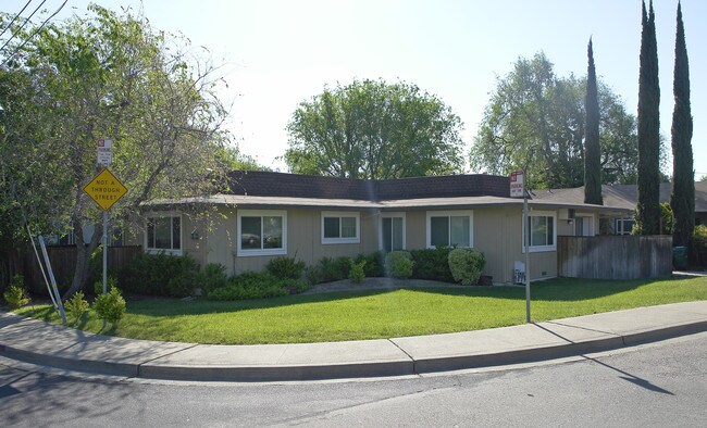 2330 San Juan Ave in Walnut Creek, CA - Foto de edificio - Building Photo