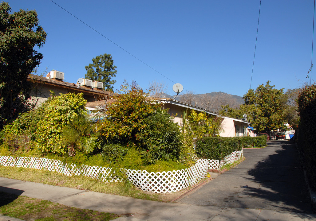 863 W Walnut Ave in Monrovia, CA - Building Photo