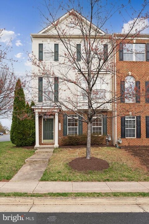 44216 Navajo Dr in Ashburn, VA - Building Photo