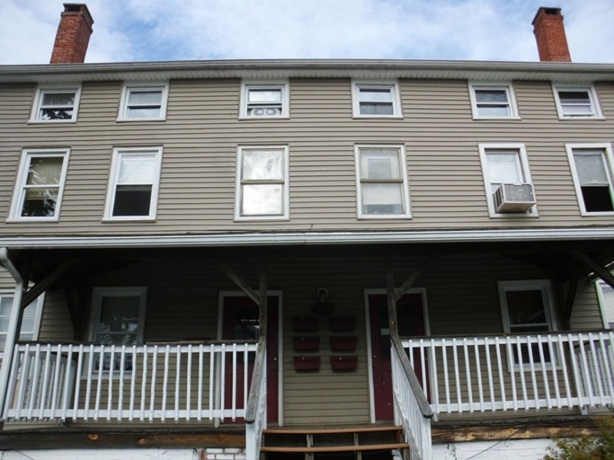 Multi-Family in Jewett City, CT - Foto de edificio