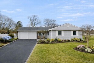 18 Strathmore Village Dr in Centereach, NY - Building Photo