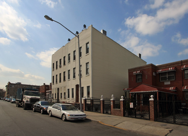 49 Menahan St in Brooklyn, NY - Foto de edificio - Building Photo