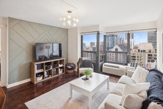 30 E Huron St, Unit 2808 in Chicago, IL - Building Photo - Building Photo