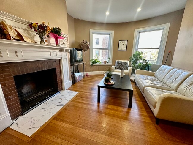 10 Saint Lukes Rd, Unit B