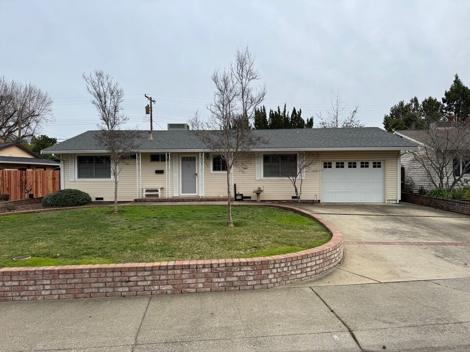 204 Zola Ave in Roseville, CA - Building Photo