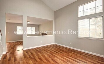 8772 Fallbright Way in Elk Grove, CA - Building Photo - Building Photo