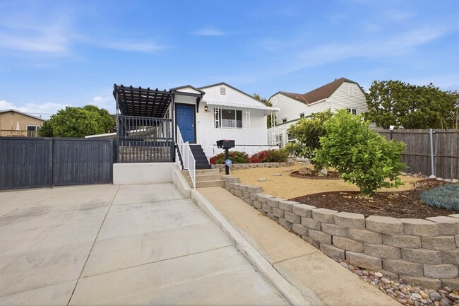 7080 Mohawk St in San Diego, CA - Building Photo - Building Photo