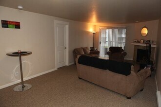 724 Kirkland Cir, Unit B203 in Kirkland, WA - Building Photo - Building Photo