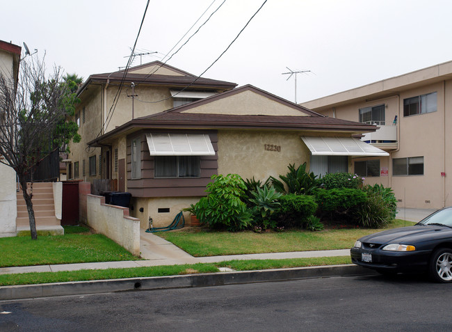 12230 Manor Dr in Hawthorne, CA - Foto de edificio - Building Photo