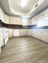 17415 NW 75th Pl in Hialeah, FL - Building Photo