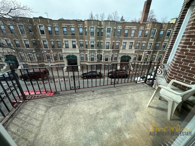194 Kelton St, Unit 3 in Boston, MA - Foto de edificio - Building Photo