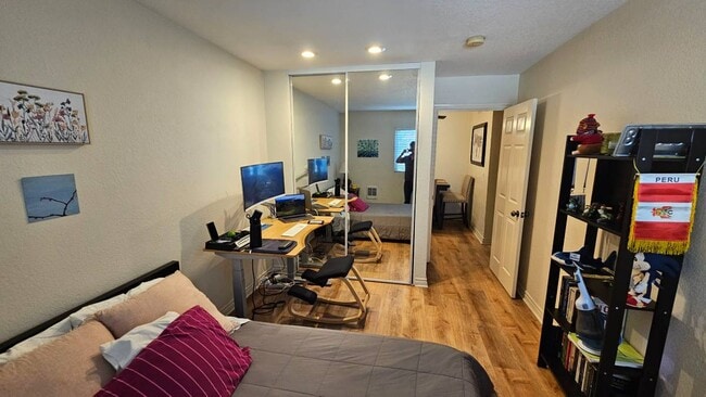 1737 Bayview Heights Dr, Unit 41 in San Diego, CA - Building Photo - Building Photo