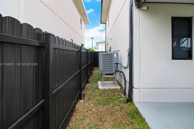 320 NW 13th Ct in Florida City, FL - Building Photo - Building Photo