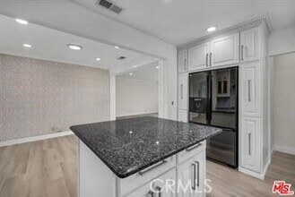 17937 Burbank Blvd in Los Angeles, CA - Building Photo - Building Photo