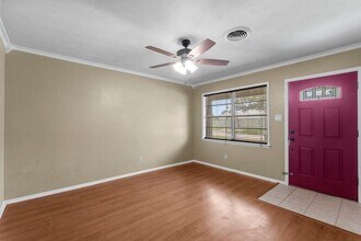 807 Temple Dr in Hitchcock, TX - Building Photo - Building Photo