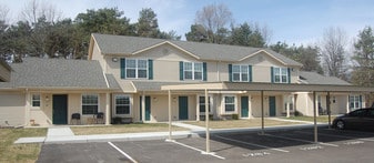 Pine Ridge Apartments in Highland, MI - Building Photo