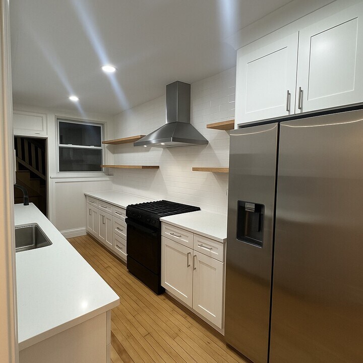2337 W Roscoe St, Unit 1 in Chicago, IL - Building Photo