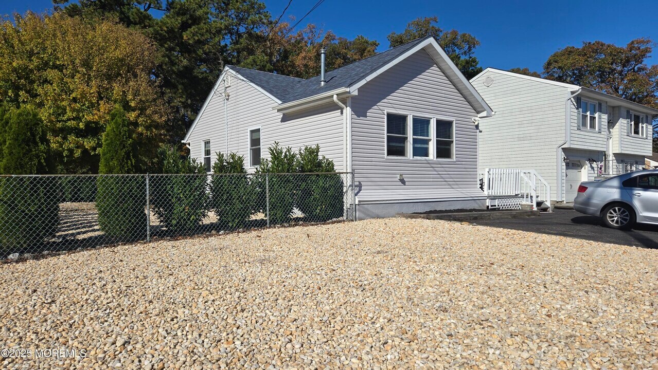 2 Pine Crest Dr in Toms River, NJ - Building Photo