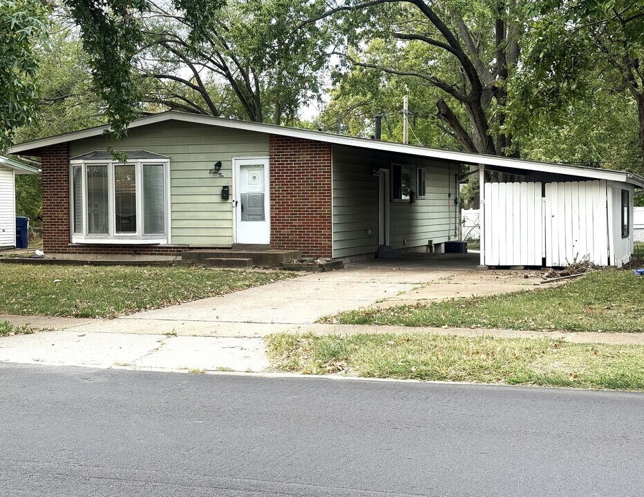 810 Manresa Ln in Florissant, MO - Building Photo