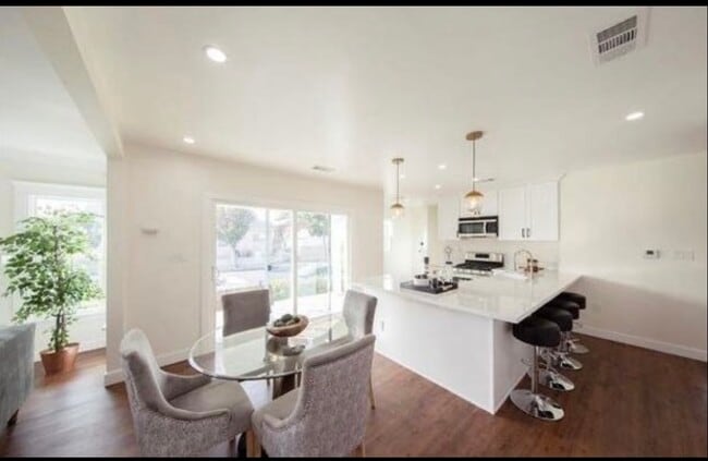 4279 Walton Avenue, Unit Main room in Los Angeles, CA - Building Photo - Building Photo