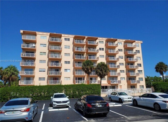 2200 E Hallandale Beach Blvd in Hallandale Beach, FL - Building Photo - Building Photo
