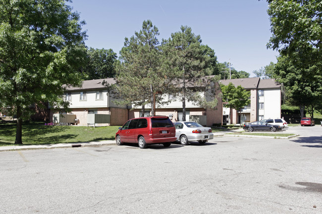 Hilltop Apartments in Kalamazoo, MI - Foto de edificio - Building Photo