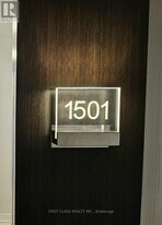 2221 Yonge St in Toronto, ON - Building Photo