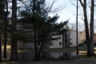 Oakwood Apartments in Bellingham, MA - Building Photo - Building Photo