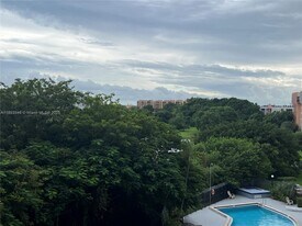 9682 Fontainebleau Blvd in Miami, FL - Building Photo