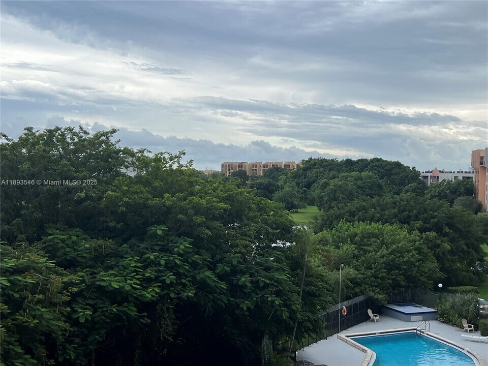 9682 Fontainebleau Blvd in Miami, FL - Building Photo