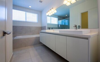 6839 NW 103rd Ave in Doral, FL - Building Photo - Building Photo