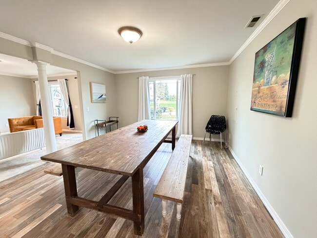 1854 Hillcrest Ave in Enumclaw, WA - Foto de edificio - Building Photo