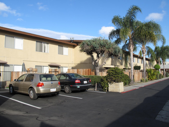 Lakewood Townhouse Apartments in Lakewood, CA - Building Photo - Building Photo