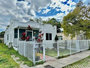 1284 NW 39th St in Miami, FL - Building Photo - Building Photo