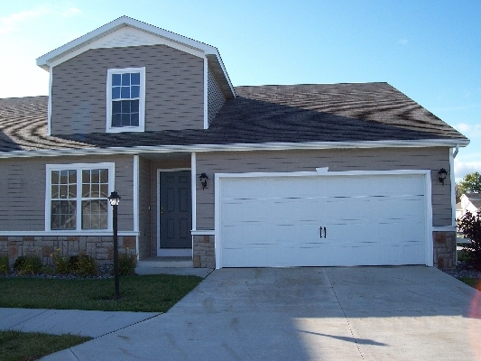 Woodland Creek Townhomes - Saginaw, MI in Saginaw, MI - Building Photo