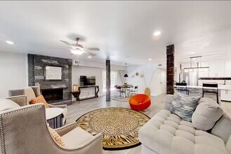 6325 Riverview Way in Houston, TX - Foto de edificio - Building Photo