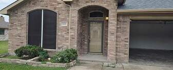 1811 Kings Cross Dr in Lancaster, TX - Building Photo