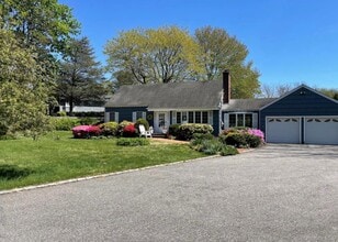 34 Little Neck Rd in Centerport, NY - Building Photo - Building Photo