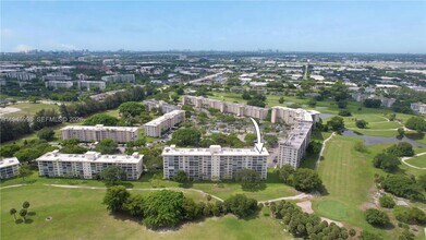 2661 S Course Dr in Pompano Beach, FL - Foto de edificio - Building Photo