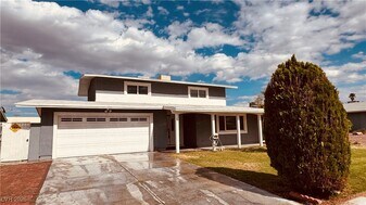 201 Redstone St in Las Vegas, NV - Building Photo