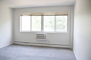 3301 C St SE, Unit 203 in Washington, DC - Building Photo