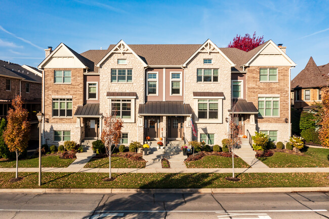 Fountain Pointe Townhomes in Elmhurst, IL - Building Photo - Building Photo