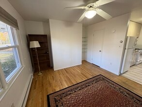 23 Pilgrim Dr, Unit 1 in Port Jefferson, NY - Foto de edificio - Building Photo