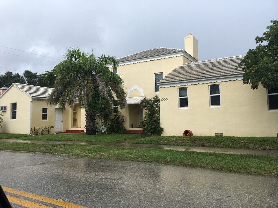 1555 Harrison Street, Unit #4 in Hollywood, FL - Building Photo