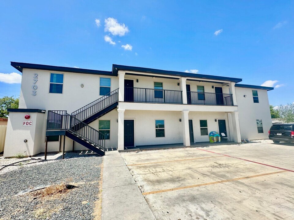 2705 Mauricio St in Laredo, TX - Building Photo