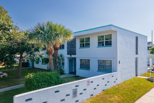 Atlantic Gardens Condominiums in Cape Canaveral, FL - Foto de edificio - Building Photo