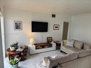 7921 East Dr in North Bay Village, FL - Building Photo - Building Photo