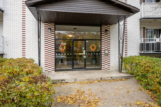 3875 Broadway Rue in Montréal, QC - Building Photo - Building Photo